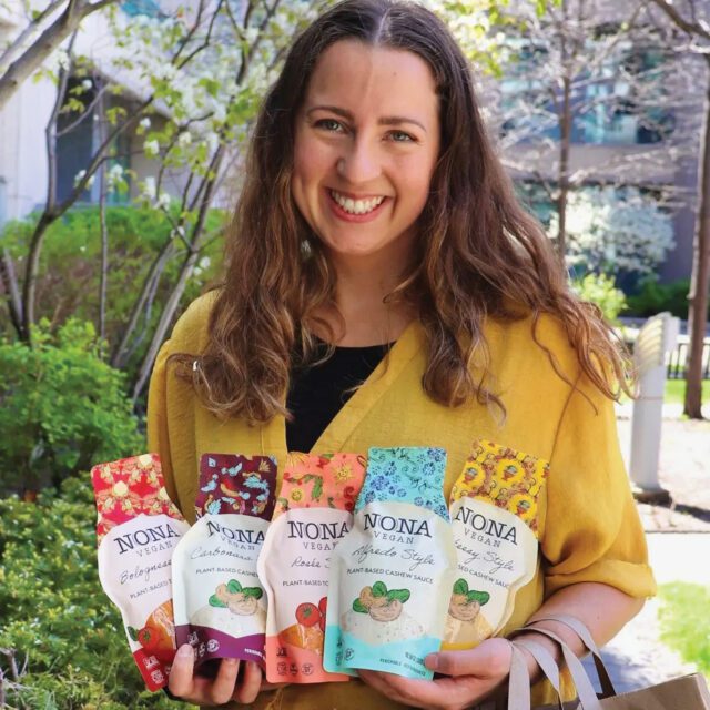 Kailey Gilchrist chef de la direction de NONA Vegan, tient un des produits de son entreprise.